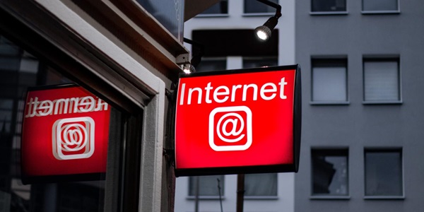 En toda África, los periodistas lidian cada vez más con los cortes de internet