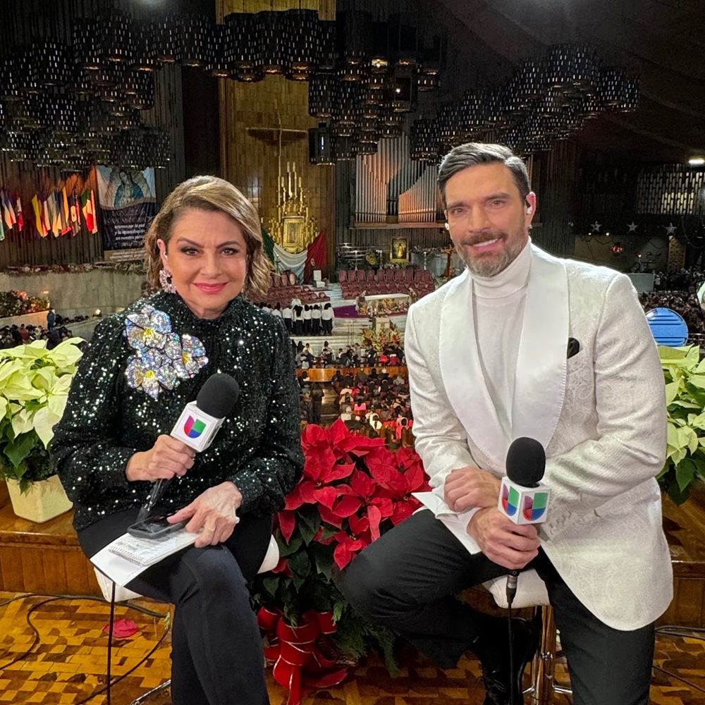  María Antonieta Collins y Julián Gil, conductores del programa especial 'Mañanitas a Santa María de Guadalupe' de la cadena Univision para conmemorar el Aniversario 492 de la Aparición de Nuestra Señora de Guadalupe.