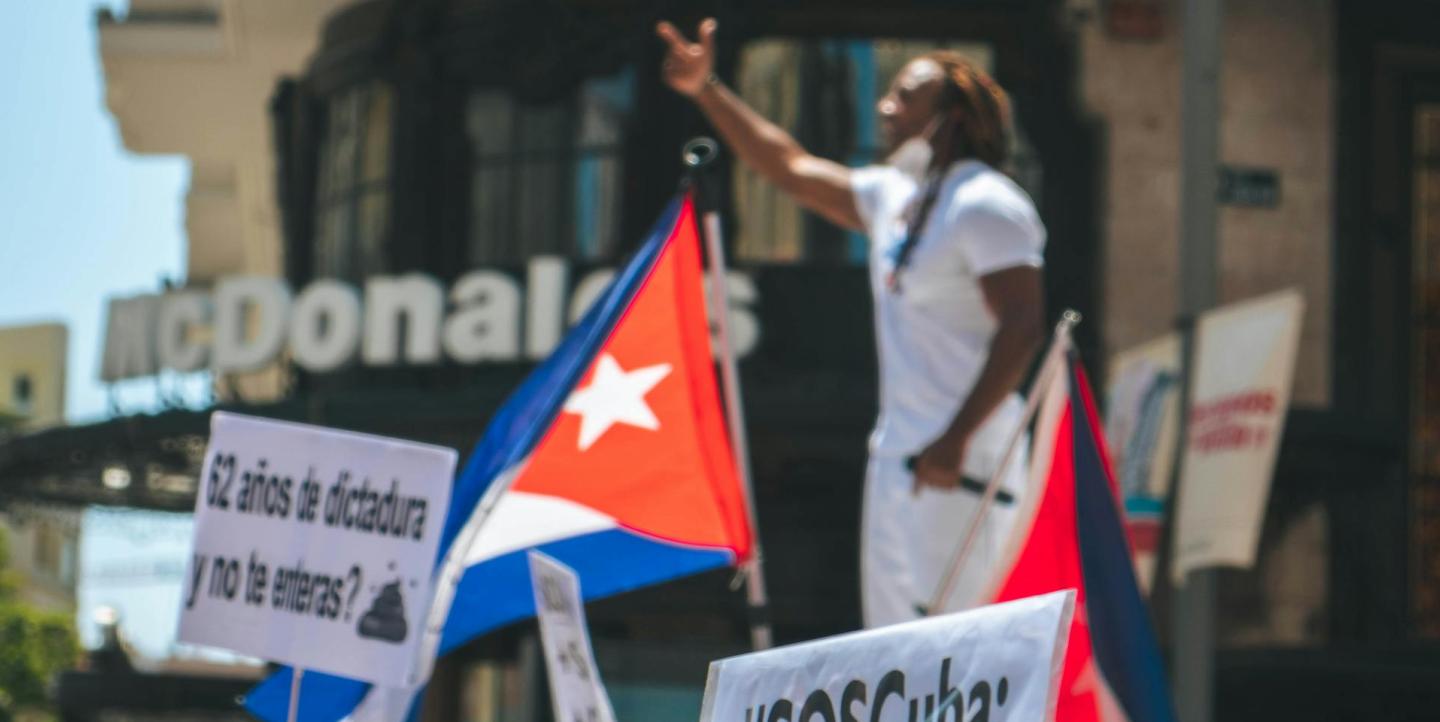 Lo que el periodismo puede hacer para frenar el deterioro de las democracias en Latinoamérica