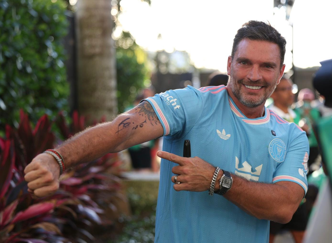 Julián Gil cumple un sueño: conoce a Messi y se tatúa su firma